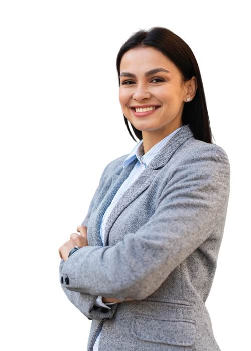 mulher-de-negocios-sorridente-posando-na-cidade-com-os-bracos-cruzados